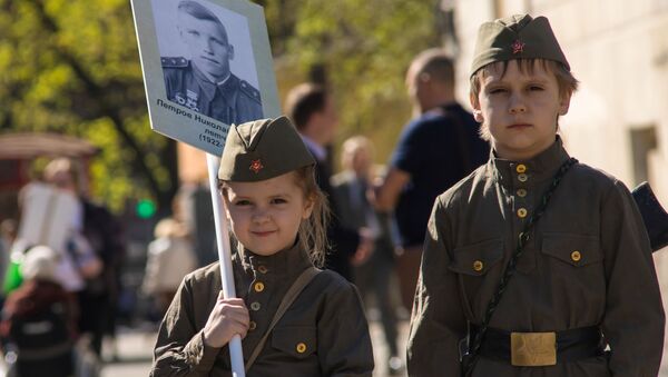 Юные участники акции Бессмертный полк во время шествия в Петроградском районе Санкт-Петербурга - اسپوتنیک ایران  