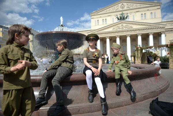 گروهی از کودکان در مراسم جشن 71مین سالگرد پیروزی بر فاشیسم در جنگ کبیر میهنی در مسکو - اسپوتنیک ایران  