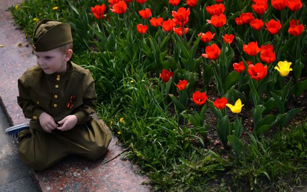 مراسم جشن به مناسبت 71مین سالگرد پیروزی بر فاشیسم در جنگ کبیر میهنی در یکی از مناطق مسکو - اسپوتنیک ایران  