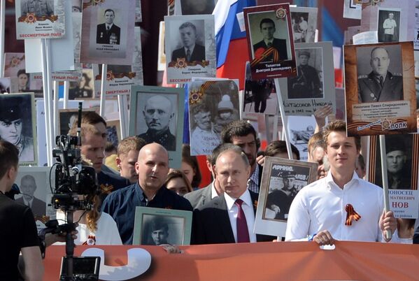 ولادیمیر پوتین، رئیس جمهور روسیه در راهپیمایی هنگ جاودان  شرکت کرد - اسپوتنیک ایران  