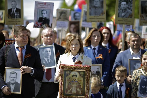 ناتالیا پوکلونسکایا دادستان شبه جزیره کریمه در راهپیمایی هنگ جاودان  شرکت کرد - اسپوتنیک ایران  