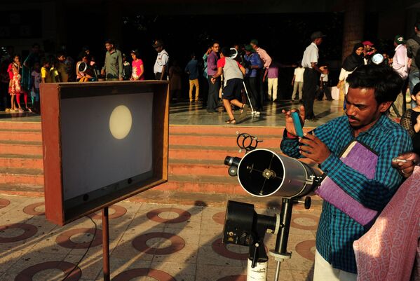 تماشای عبور سیاره عطارد از برابر قرص خورشید در مدرسه ای در افلاک نمایی در هند - اسپوتنیک ایران  