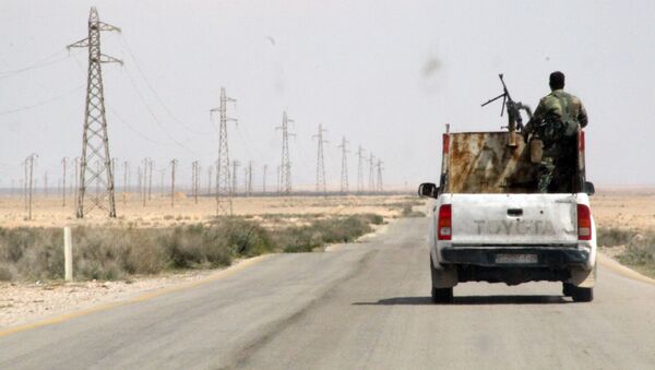 Сирийские военные на дороге Хомс - Ракка в Сирии - اسپوتنیک ایران  