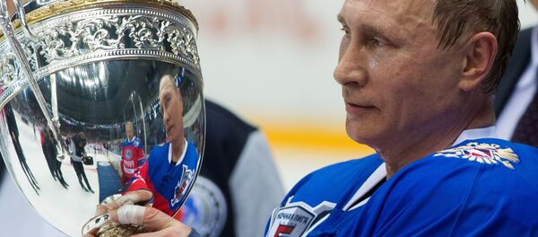 ولادیمیر پوتین  در نیمه ی دوم مسابقه ی لیگ هاکی شبانه - اسپوتنیک ایران  