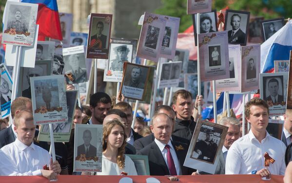 ولادیمیر پوتین در راهپیمایی «هنگ جاویدان» در مسکو - اسپوتنیک ایران  