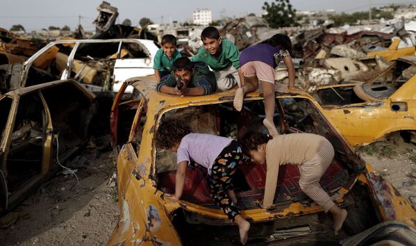 بچه های فلسطینی در حال بازی در میان خودروهای اسقاط - اسپوتنیک ایران  
