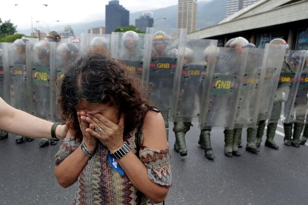 دختری گریان در زمان  تظاهرات در کاراکاس ونزوئلا - اسپوتنیک ایران  
