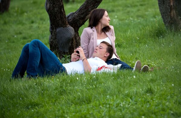 زوج جوان در حال   استراحت در پارک « کولومنسکویه» مسکو - اسپوتنیک ایران  