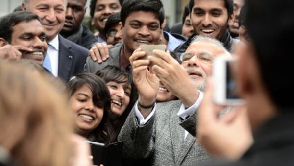 Индийский премьер-министр Нарендра Моди делает селфи с делегацией индийских студентов, рядом французский министр иностранных дел Лоран Фабиус - اسپوتنیک ایران  