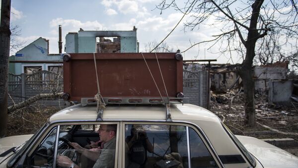 Местный житель покидает Донецк - اسپوتنیک ایران  
