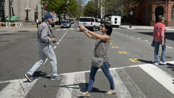 Девушка делает селфи на пешеходном переходе в Вашингтоне - اسپوتنیک ایران  