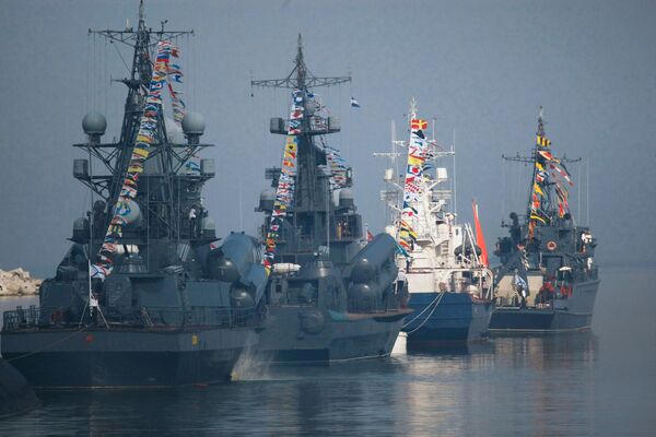 شرکت کشتی های  ناوگان بالتیک در رژه جشن نیروی دریایی در « بالتیسک» روسیه - اسپوتنیک ایران  