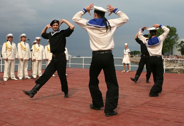 هنرنمایی گروه  ساز و رقص ناوگان بالتیک  در جشن ویژه  ناوگان نظامی روسیه - اسپوتنیک ایران  