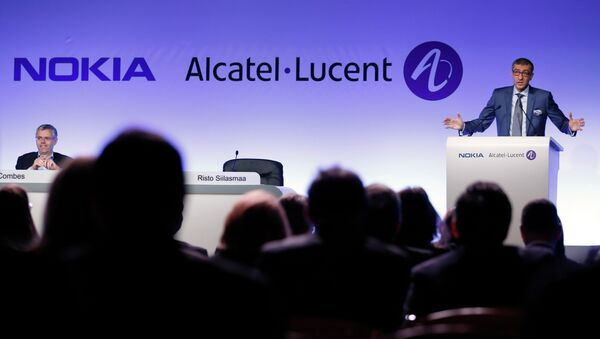 Telecom equipment maker Alcatel-Lucent's Chief Executive Officer Michel Combes (L) and Nokia's Chief Executive Rajeev Suri (R) give a press conference, on April 15, 2015 in Paris - اسپوتنیک ایران  