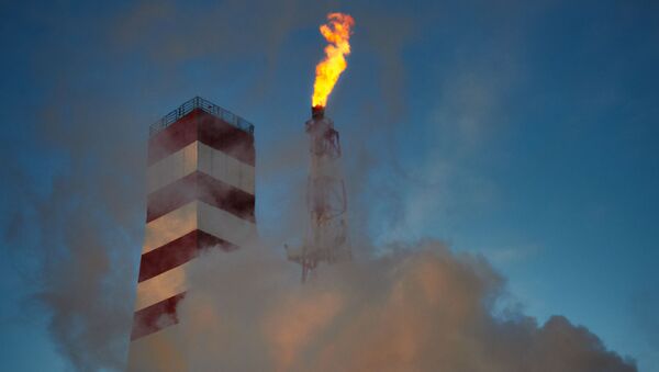 Буровая вышка и газовый факел морской нефтеперерабатывающей платформы в Печорском море - اسپوتنیک ایران  
