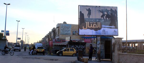 Биллборд, возведенный боевиками ДАИШ, в сирийском городе Ракка - اسپوتنیک ایران  