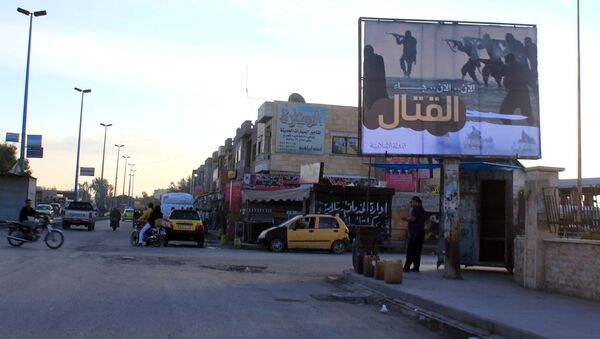 Биллборд, возведенный боевиками ДАИШ, в сирийском городе Ракка - اسپوتنیک ایران  