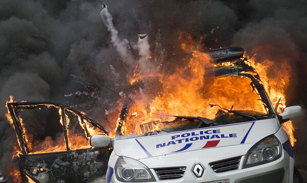 خودرو آتشین پلیس در ناآرامی های پاریس - اسپوتنیک ایران  