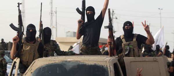 Шиитские боевики во время парада в Иракском городе Эн-Наджаф - اسپوتنیک ایران  