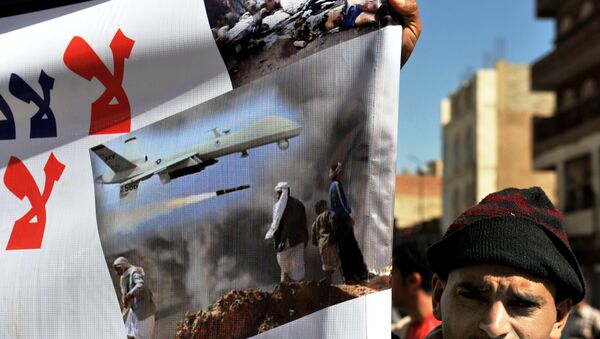 A Yemeni hold up a banner during a protest against US drone attacks on Yemen close to the home of Yemeni President Abdrabuh Mansur Hadi, in the capital Sanaa, on January 28, 2013. - اسپوتنیک ایران  