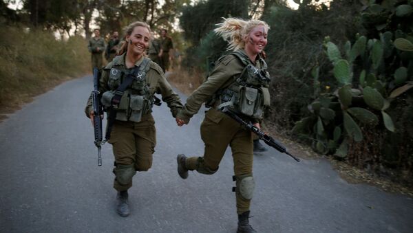Израильские военнослужащие на тренировке в лесу Бен Шемен рядом с городом Модиин-Маккабим-Реут - اسپوتنیک ایران  