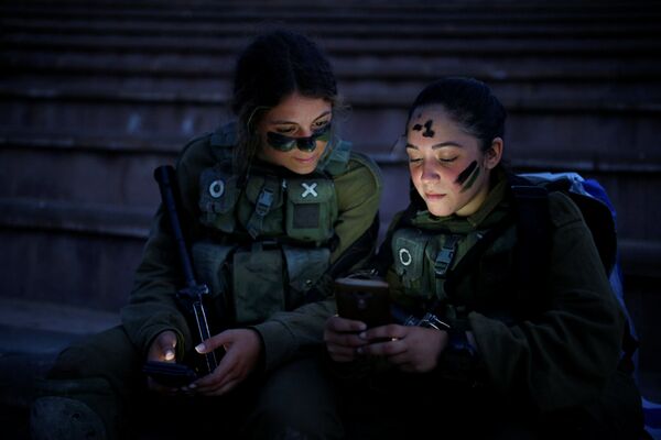 نظامیان اسرائیلی هنگام استراحت پس از تمرینات در جنگل - اسپوتنیک ایران  
