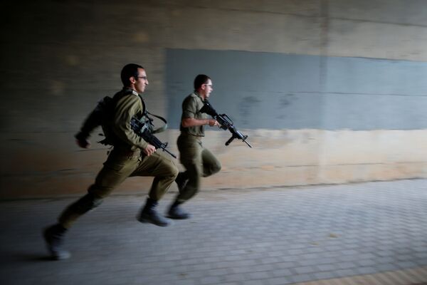 سربازان اسرائیلی تیپ تجسس و امداد رسانی هنگام تمرینات در جنگل - اسپوتنیک ایران  