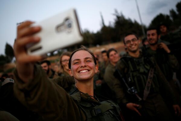 سربازان اسرائیلی هنگام تمرینات در جنگل عکس سلفی می گیرند - اسپوتنیک ایران  