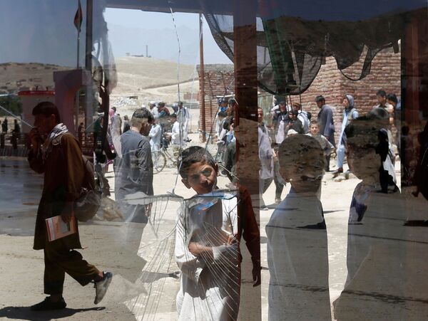 پسربچه افغانی در کنار شیشه شکسته در کابل - اسپوتنیک ایران  