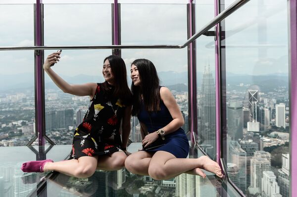 دخترانی از مالزی در حال سلفی در « اسکای باکس»  برج کوآلالامپور - اسپوتنیک ایران  