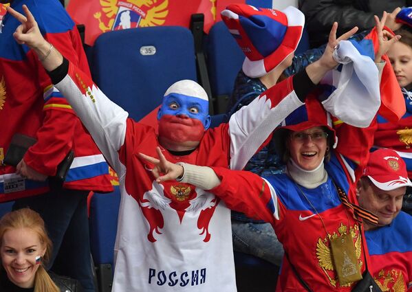 هواداران تیم هوکی روسیه در مسابقه با تیم سوئیس - اسپوتنیک ایران  