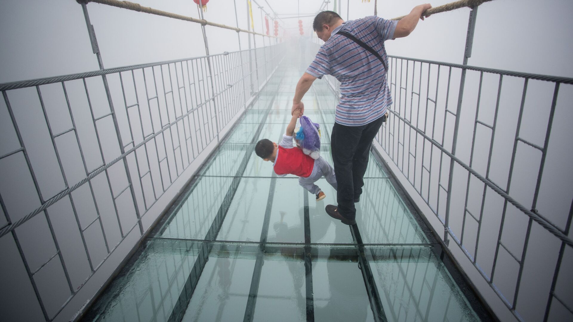 Мужчина с ребенком на стеклянном мосту в Китае  - اسپوتنیک ایران  , 1920, 01.05.2022