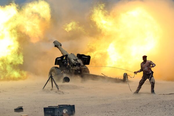 نظامیان  نیروی امنیت عراق هنگام آتشباری مواضع داعش - اسپوتنیک ایران  