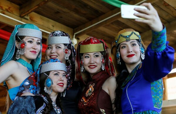 دختران در لباس ملی خاکاسی در حال سلفی - اسپوتنیک ایران  