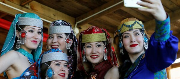 Девушки одетые в национальные хакасские костюмы делают селфи - اسپوتنیک ایران  