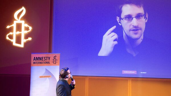 Изображение бывшего сотрудника ЦРУ Эдварда Сноудена транслированное на экране в Париже - اسپوتنیک ایران  