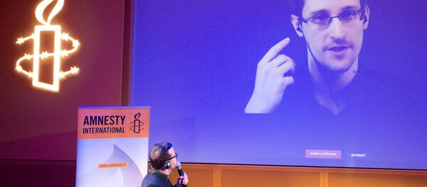 Изображение бывшего сотрудника ЦРУ Эдварда Сноудена транслированное на экране в Париже - اسپوتنیک ایران  