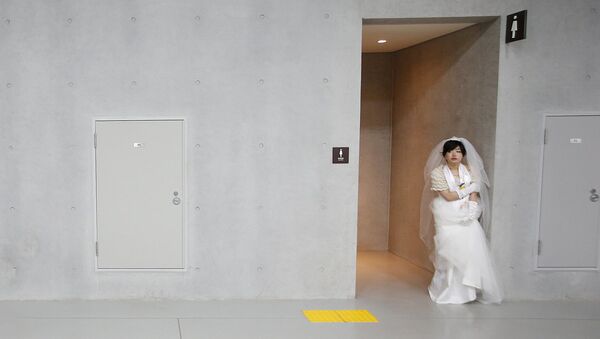 Невеста выходит из общественного туалета церкви в Южной Корее - اسپوتنیک ایران  