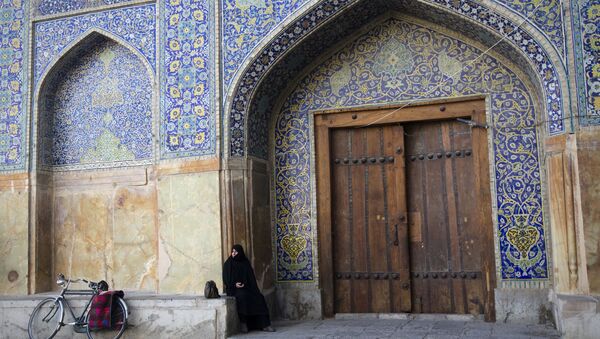 Женщина у мечети в городе Исфахан, Иран - اسپوتنیک ایران  