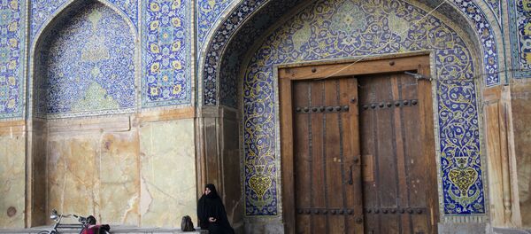 Женщина у мечети в городе Исфахан, Иран - اسپوتنیک ایران  