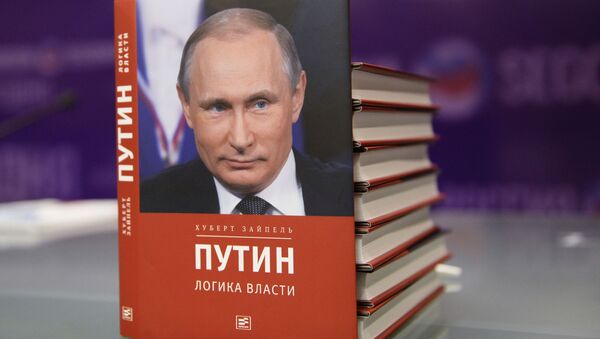 Книга немецкого журналиста Хуберта Зайпеля Путин: логика власти - اسپوتنیک ایران  