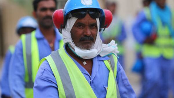 Иностранный рабочий на строительстве футбольного стадиона Аль-Вакра к чемпионату мира по футболу в Катаре-2022 - اسپوتنیک ایران  