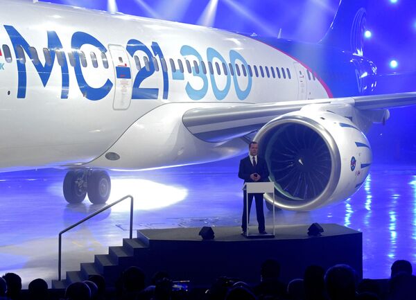 دمیتری مدودف نخست وزیر روسیه در مراسم نمایش هواپیمای  جدید « ام اس--300-21»  مسافربری روسیه در ایرکوتسک - اسپوتنیک ایران  