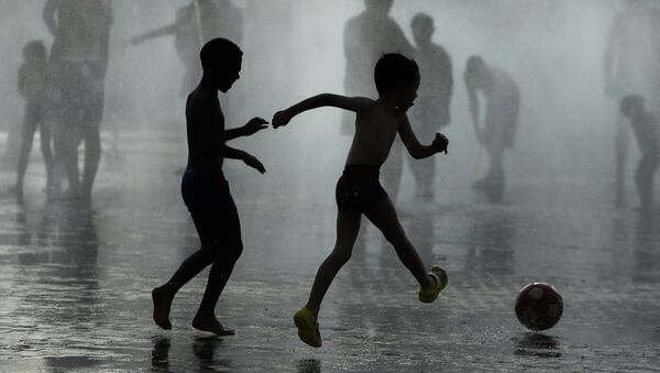 Дети играют в футбол у фонтана в Мадриде, Испания - اسپوتنیک ایران  