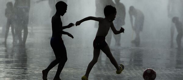 Дети играют в футбол у фонтана в Мадриде, Испания - اسپوتنیک ایران  