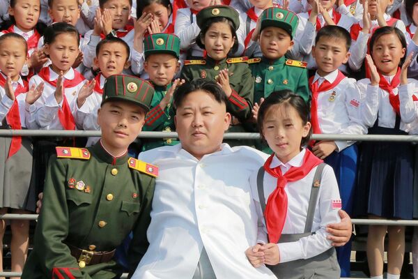 رهبر کره شمالی  در عکسی با بچه ها - اسپوتنیک ایران  