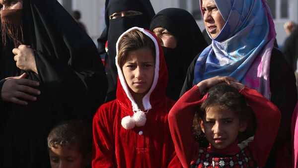 Иракские женщины в очереди за гуманитарной помощью в городе Эль-Фаллудже - اسپوتنیک ایران  