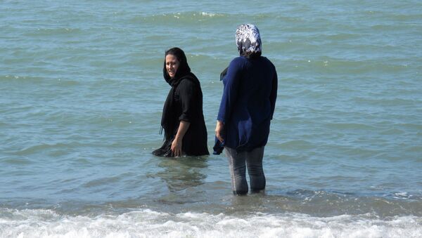 Иранские женщины в хиджабах купаются в море - اسپوتنیک ایران  