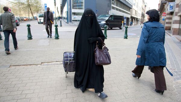 یک سوم مسلمانان فرانسه موافق اجرای قوانین شریعتند - اسپوتنیک ایران  
