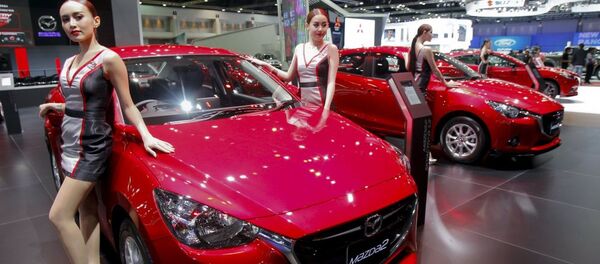 Модели позируют около автомобиля Mazda 2 на Международном автосалоне в Бангкоке Модели позируют около автомобиля Mazda 2 на Международном автосалоне в Бангкоке - اسپوتنیک ایران
